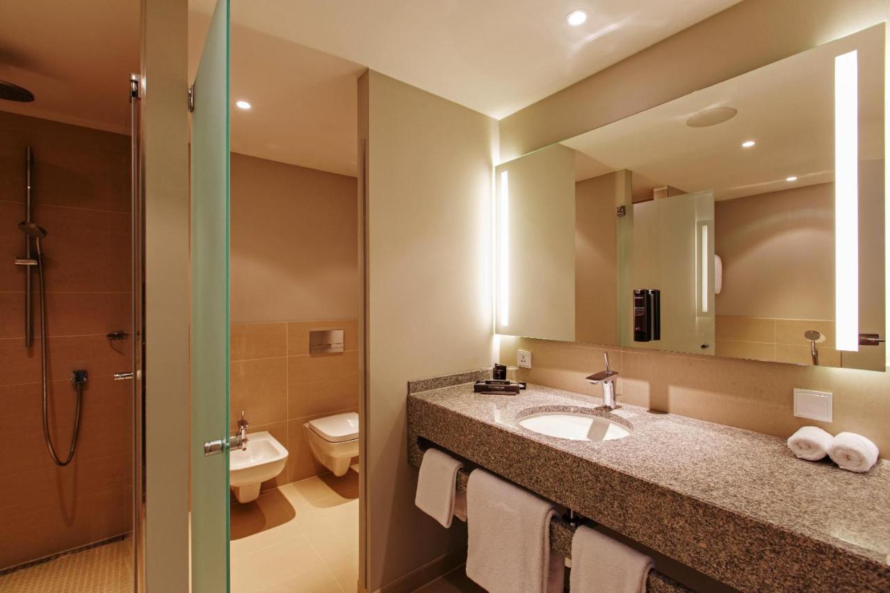 Steigenberger Airport Hotel Berlin Schoenefeld Exterior photo Bathroom