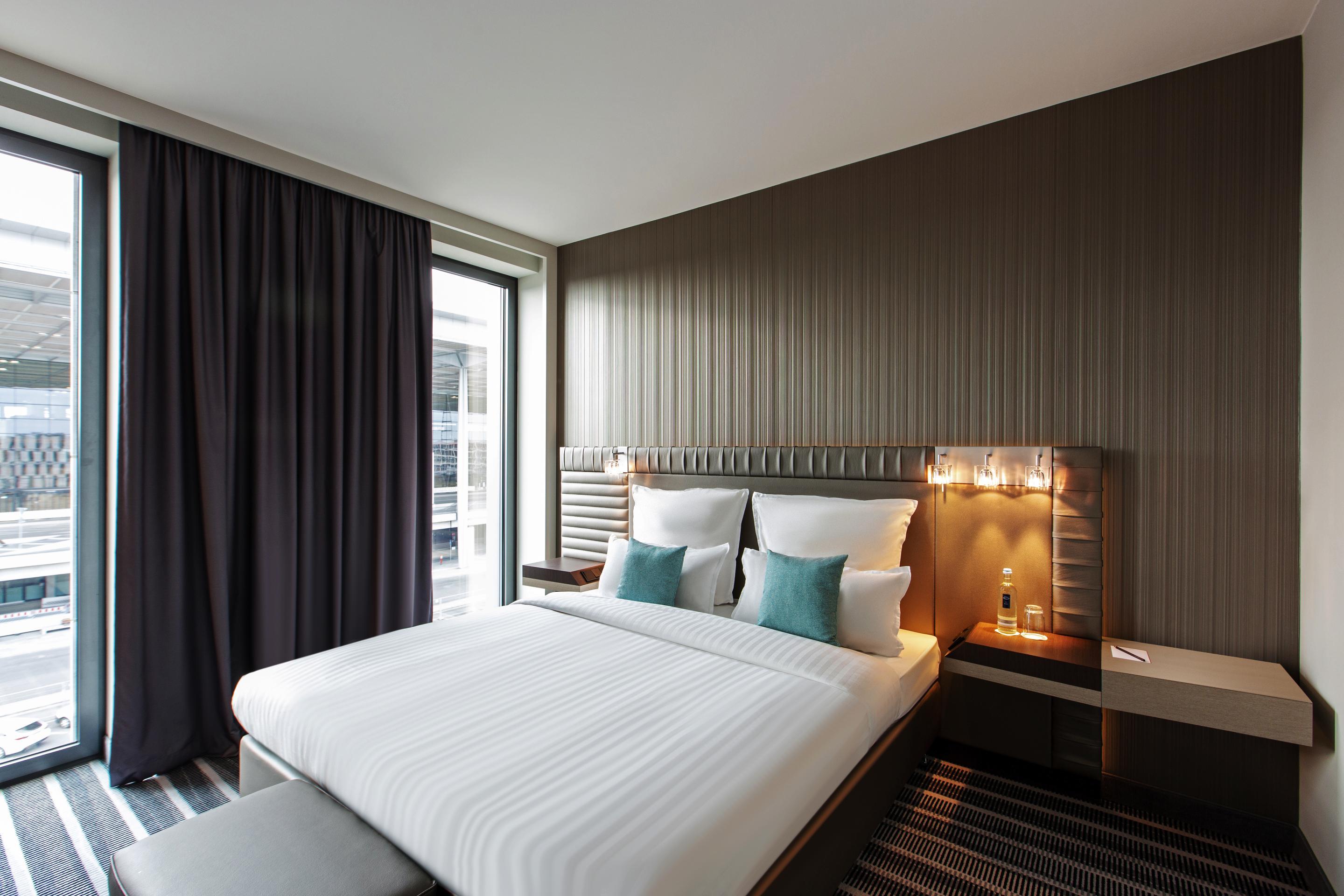 Steigenberger Airport Hotel Berlin Schoenefeld Exterior photo A room at the hotel