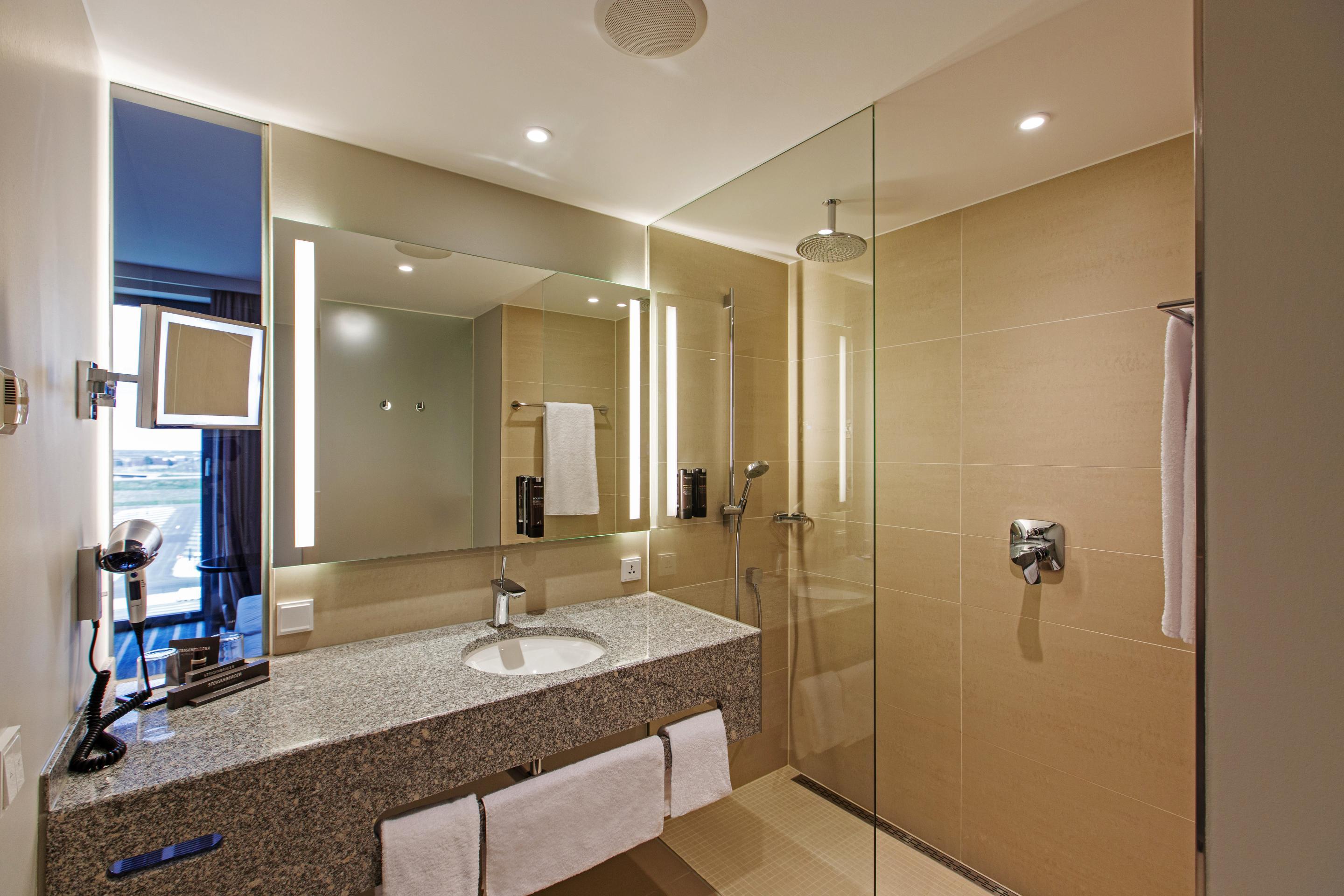 Steigenberger Airport Hotel Berlin Schoenefeld Exterior photo Bathroom in a room of the hotel