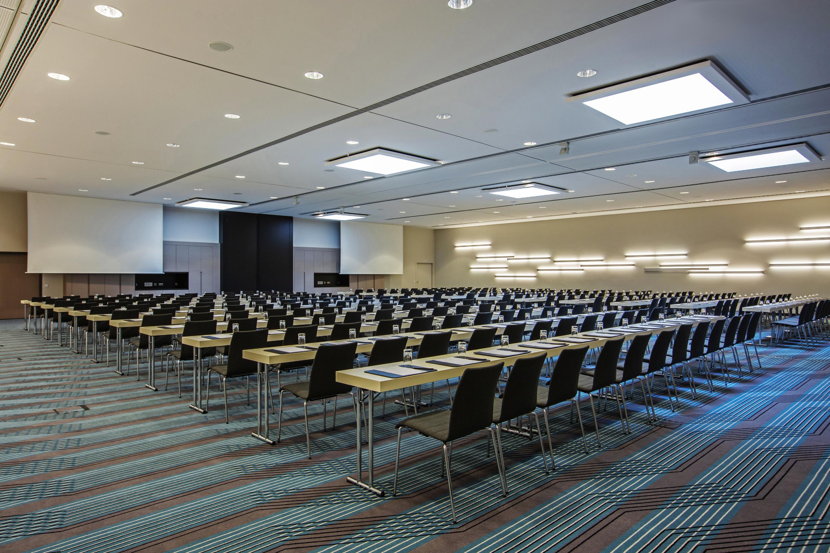 Steigenberger Airport Hotel Berlin Schoenefeld Exterior photo The meeting hall of the hotel