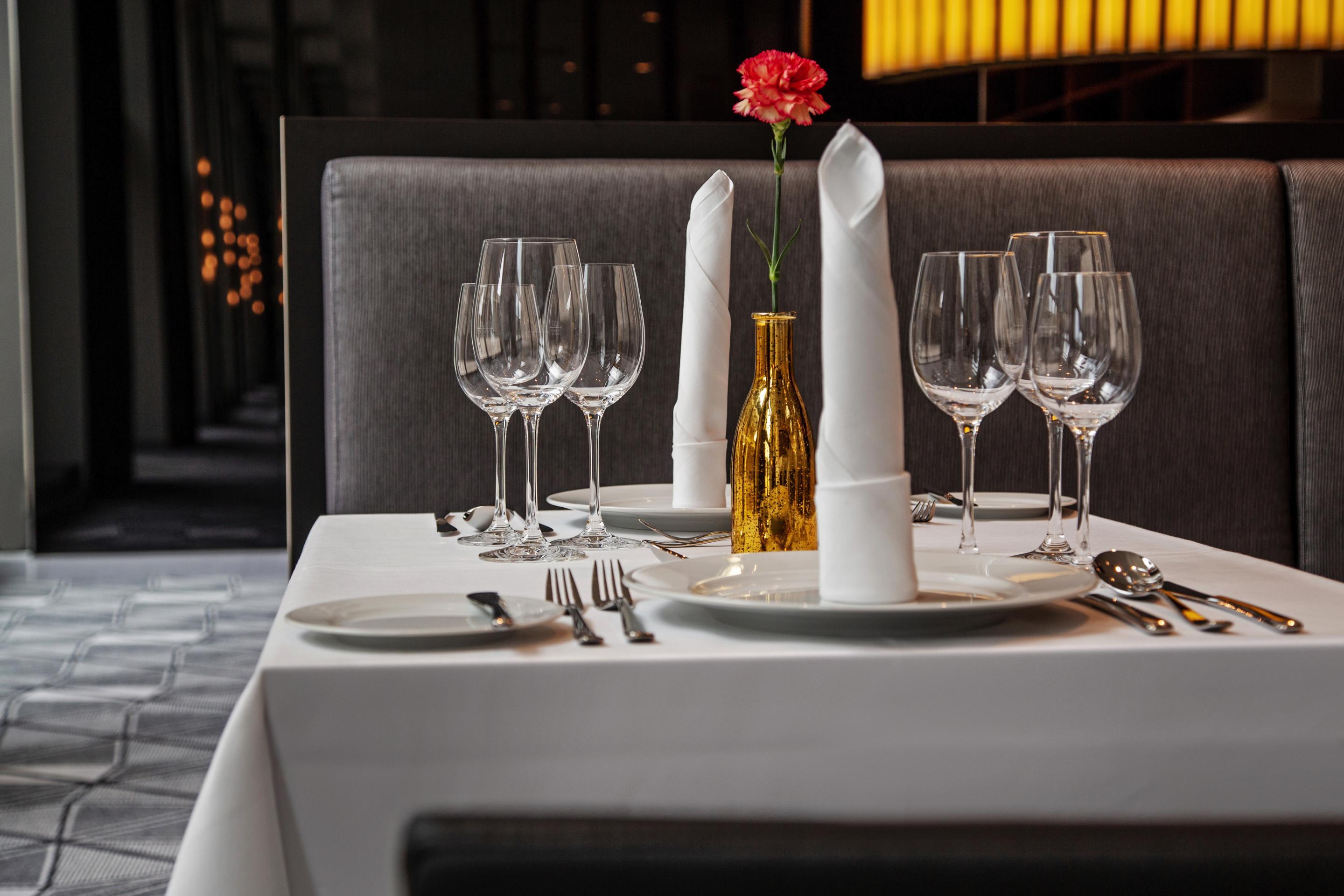 Steigenberger Airport Hotel Berlin Schoenefeld Exterior photo Restaurant table setting