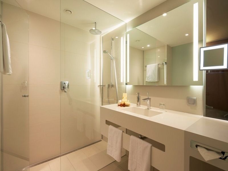 Steigenberger Airport Hotel Berlin Schoenefeld Exterior photo Bathroom