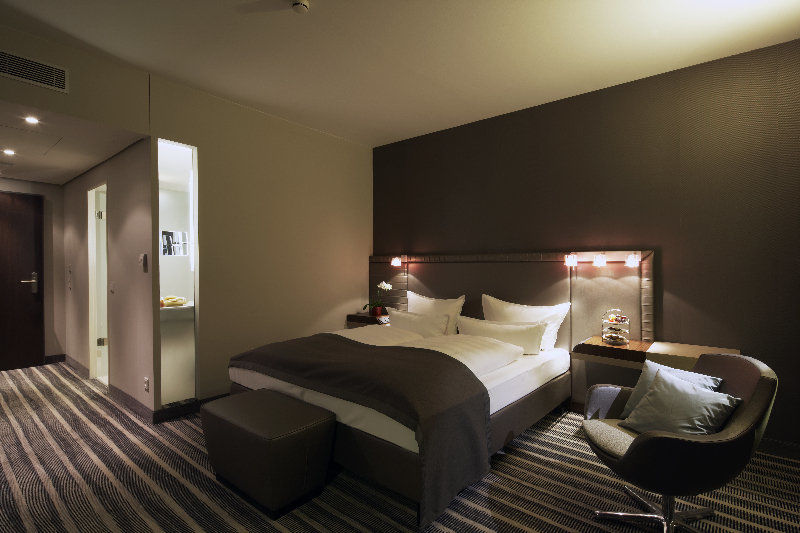 Steigenberger Airport Hotel Berlin Schoenefeld Exterior photo A room at the hotel